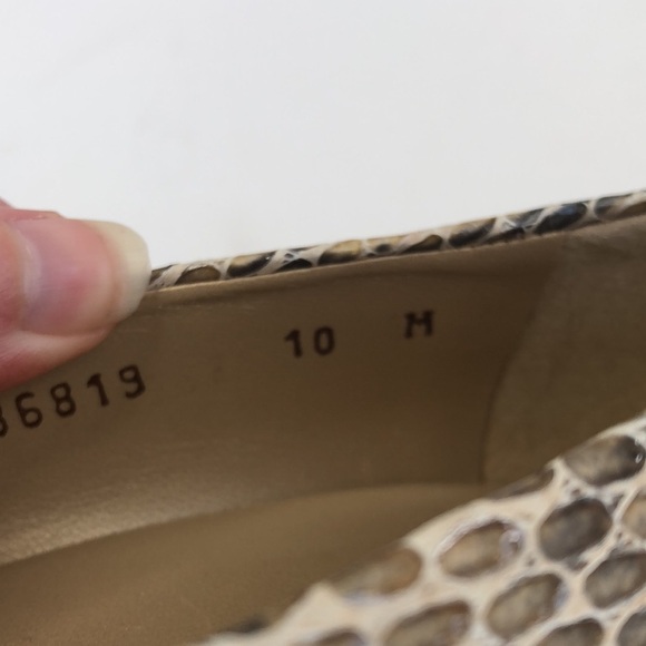 Stuart Weitzman tan/gray croc embossed peep toe heels - Picture 5 of 7